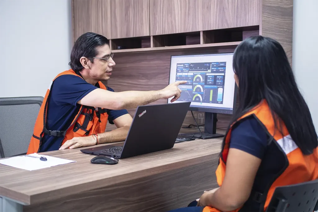 Personal de Onilog coordinando transporte de larga distancia para optimizar la cadena de suministro.