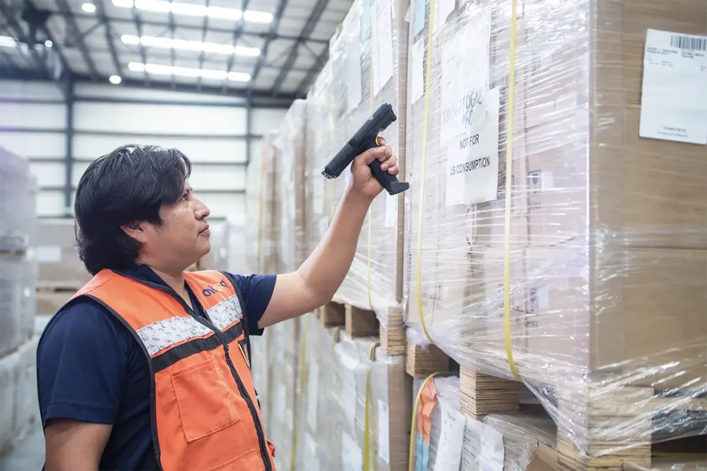 Colaborador de Onilog escaneando códigos de barras durante el proceso de etiquetado logístico.