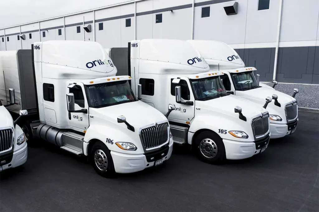 Flotilla de transporte Onilog lista para distribución de última milla dentro de la cadena de suministro.