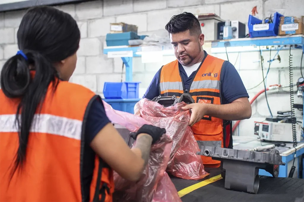 Operarios de Onilog preparando kits de componentes en área de empaque para optimizar la cadena de suministro.
