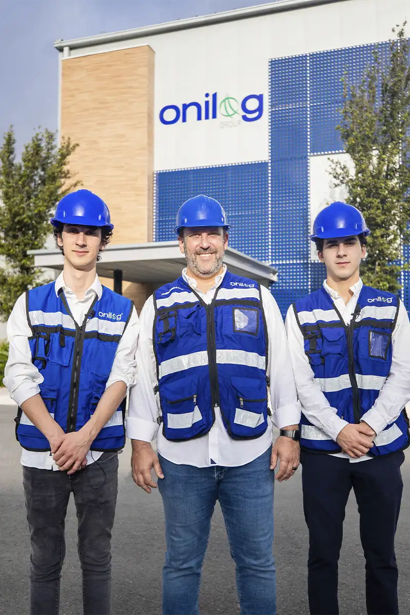 CEO de Onilog Group con sus hijos frente a las oficinas, liderazgo y continuidad de la empresa