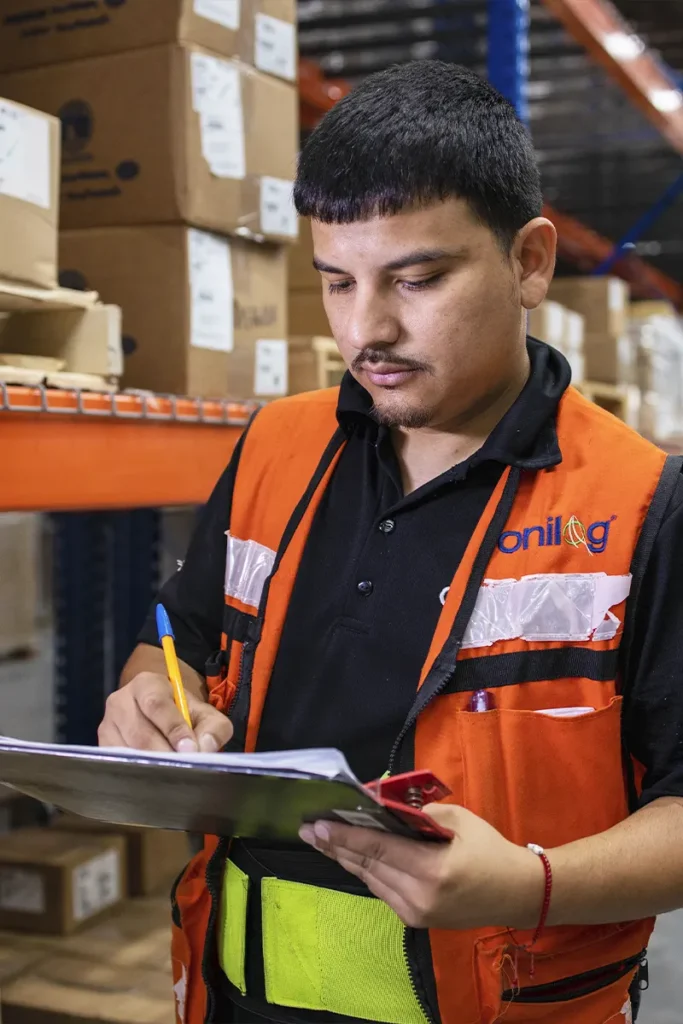Operador de Onilog Group gestionando logística en almacén para empresas que buscan invertir en México.