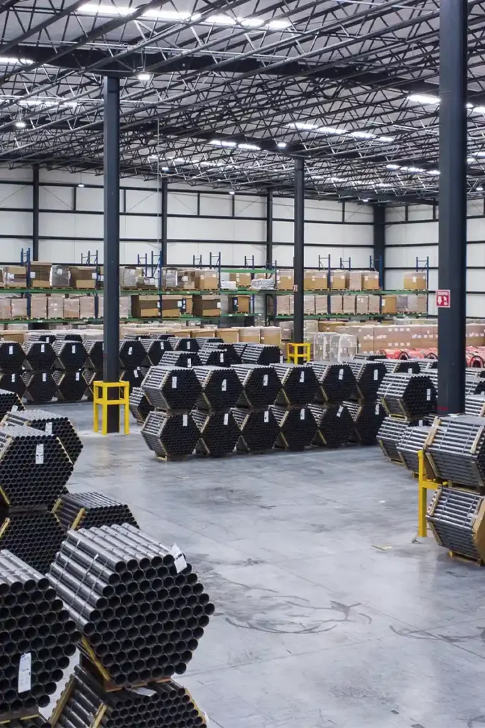 Almacén industrial en México con materiales listos para manufactura en México.