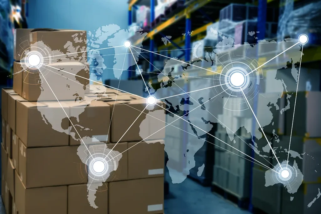 Cajas apiladas en almacén con mapa global conectado que representa cadenas de suministro resilientes y la red logística internacional.