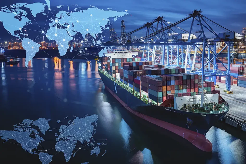 Buque de carga internacional en puerto marítimo con contenedores y mapa global, representando el cumplimiento normativo en comercio exterior.